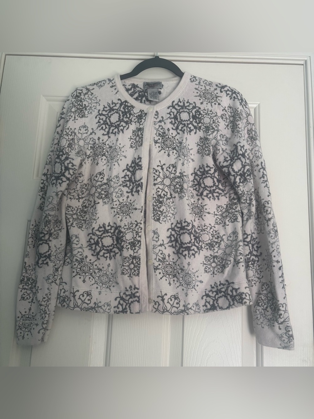 Eddie Bauer Women's Cardigan Sweater M Knit Crewneck Button White Gray Snowflake
